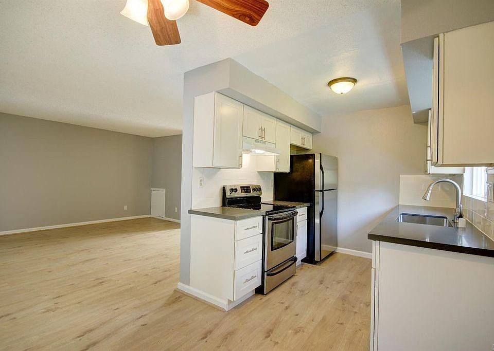 Open concept dining area/living room