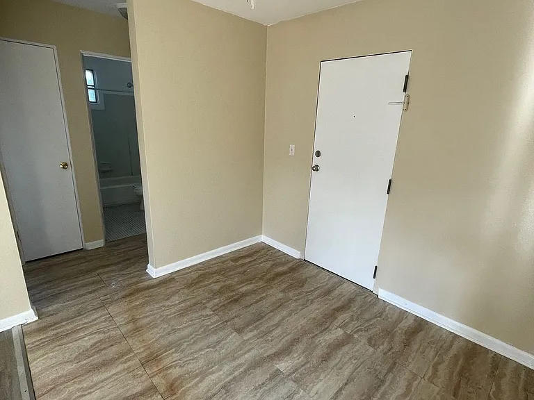 809 W Greenwood Ave #1-D — Photo 3