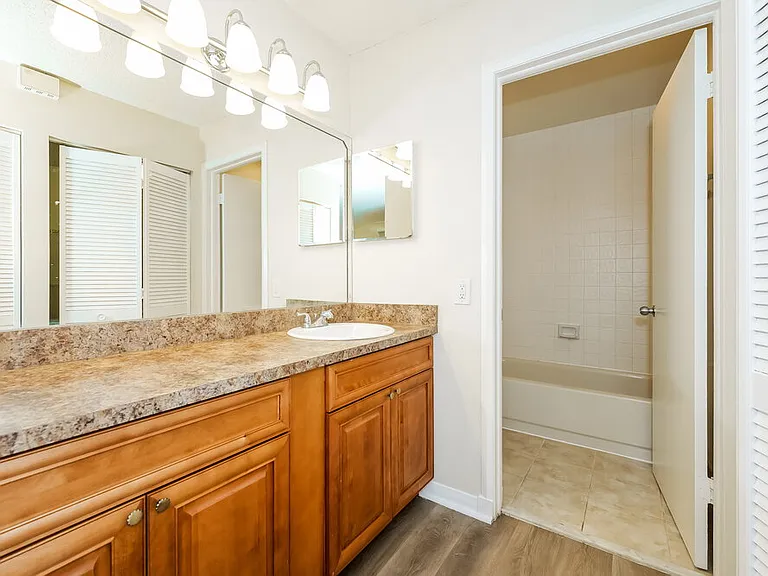 304 Lakeview Dr E — Photo 10