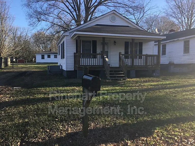 1444 Edgewood Dr — Photo 1