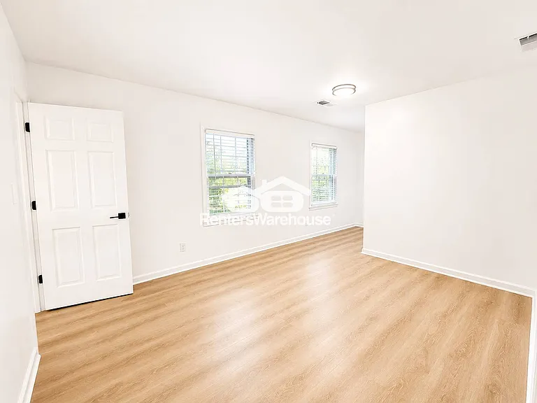 338 Travis St — Photo 26