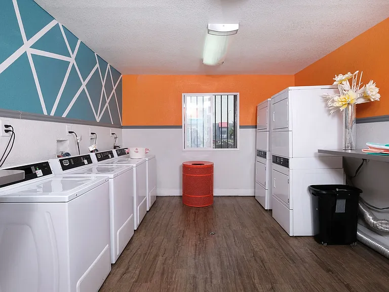 Fifteen 50 Apartments - Laundry Facility