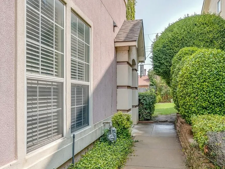615 Regency Dr — Photo 15