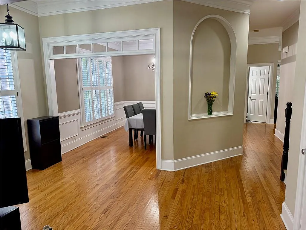 5 bed, 5.0 bath, 4389 sqft, $6,000 — Photo 3