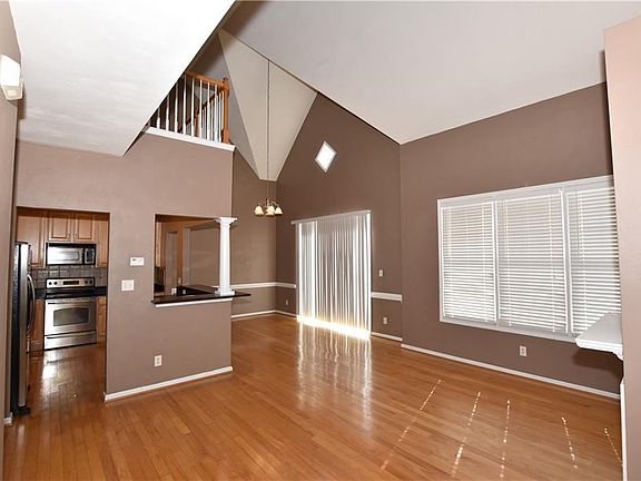 2nd image of 1001 Christiana Cir