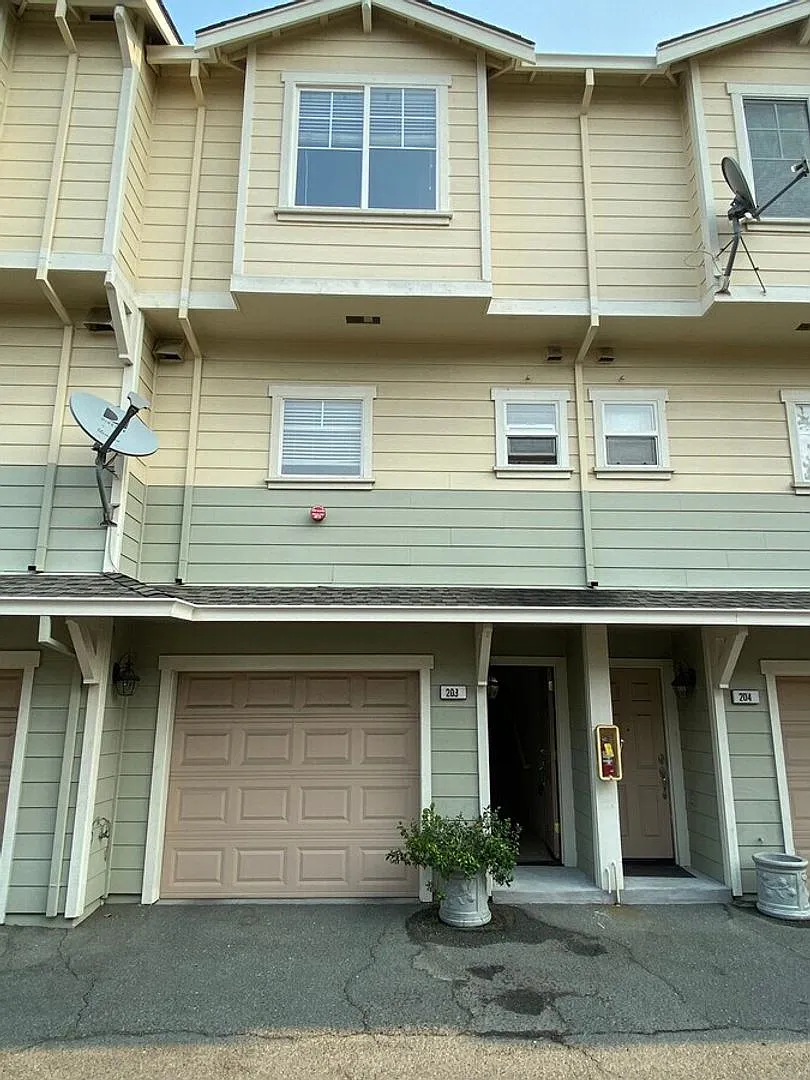 201 - 2180 California — Photo 2