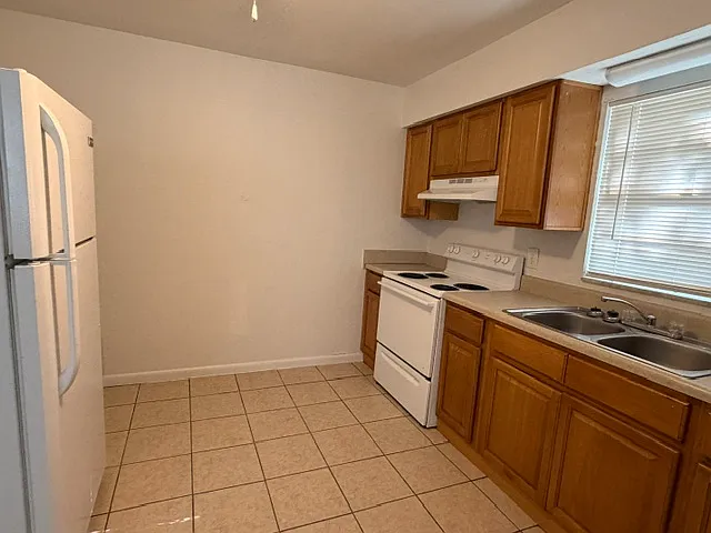 1912 NE 77th St — Photo 5