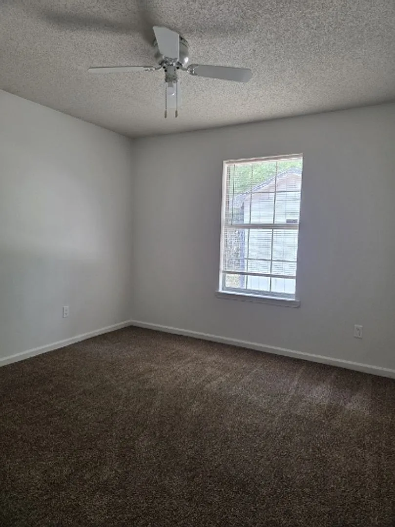 4 bedroom beautiful home available now! — Photo 4