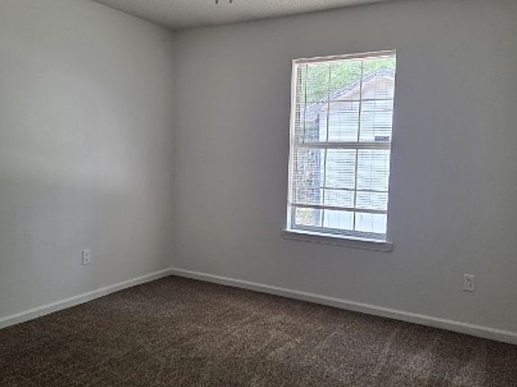 4th image of 945 Ruth Dr
