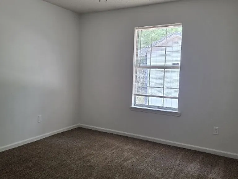 945 Ruth Dr — Photo 4