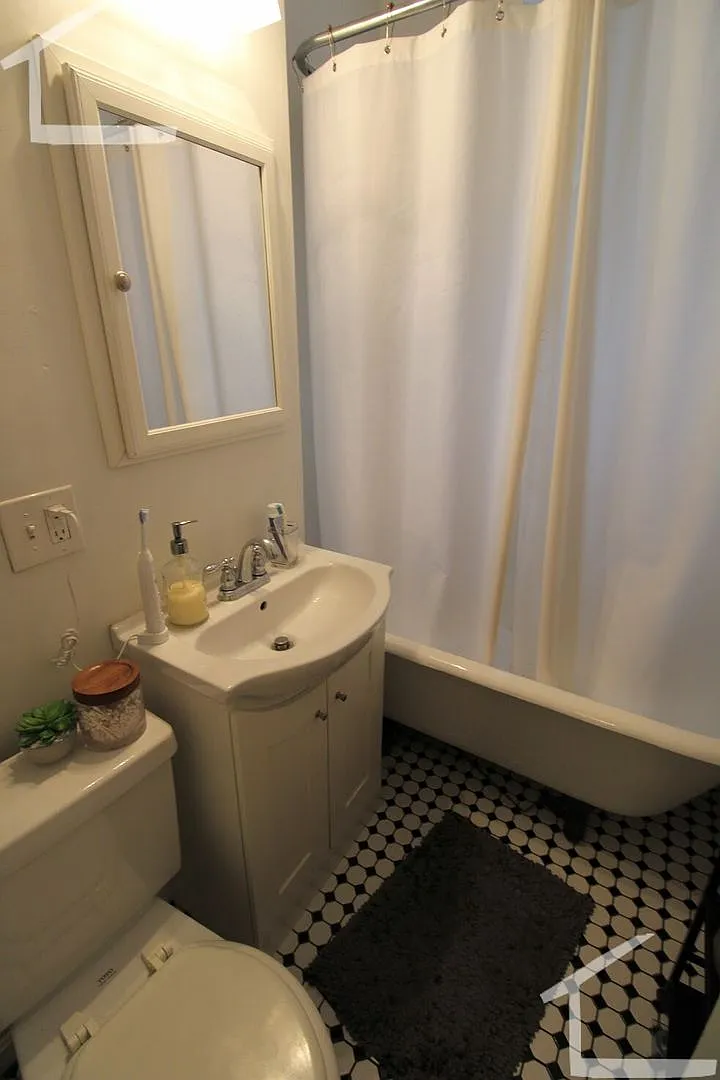 large 2 bed with porch — Photo 2