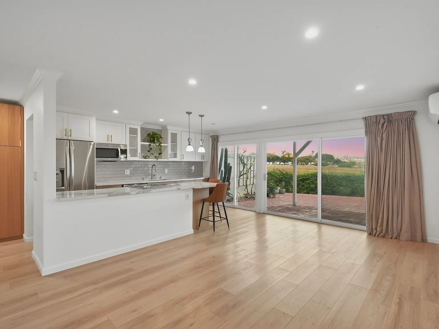 2 bed, 913 sqft, $5,500 — Photo 4