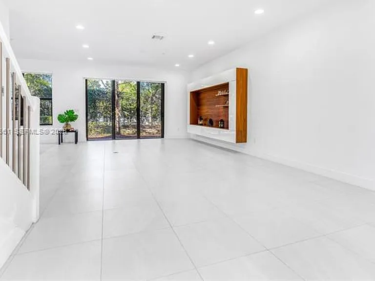 20919 NW 1st Dr #Townhouse 20919 — Photo 6