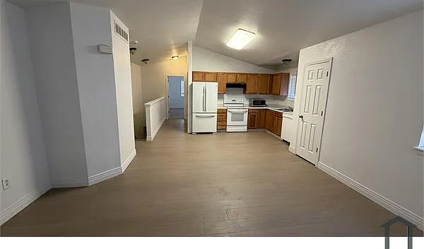 3 bed, 1400 sqft, $2,700 — Photo 2