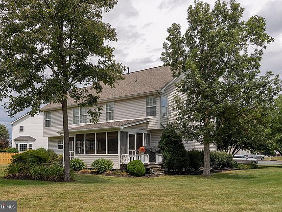 2nd image of 104 Skylark Ct