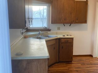 616 Lakeside St, Waterloo, IA 50703