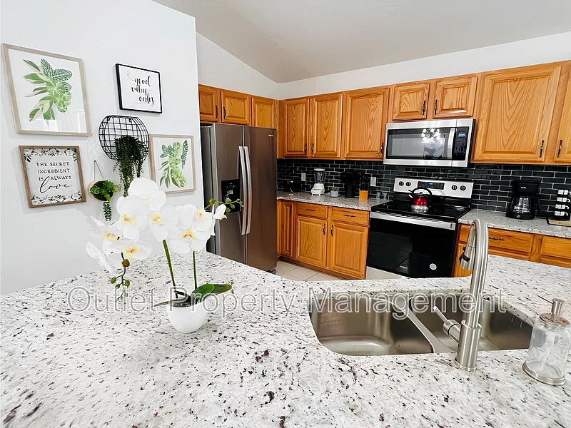 4 bed, 3.0 bath, 1876 sqft, $2,550 — Photo 3