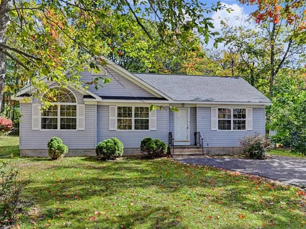 7193 Falstaff Dr, Tobyhanna, PA 18466