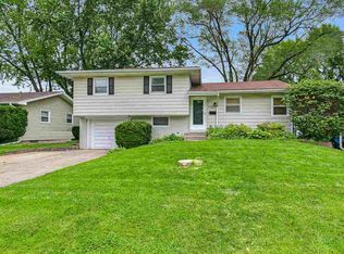 2707 Crestview Dr, Bettendorf, IA 52722