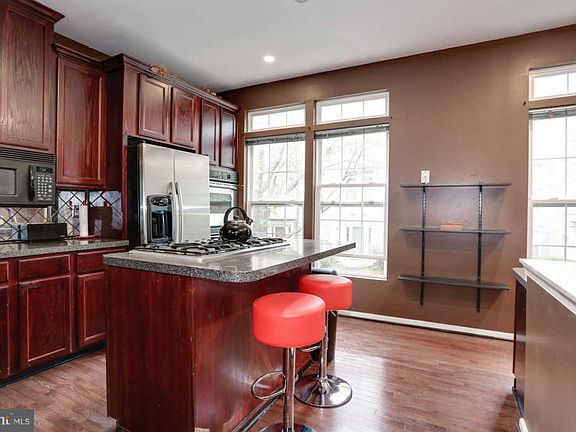 2nd image of 1018 Harrison Cres