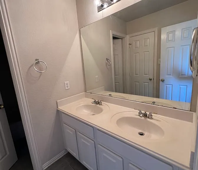 Maddock Dr — Photo 13