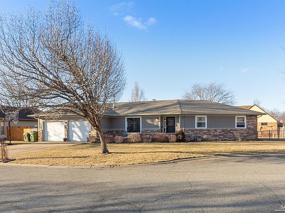 2nd image of 713 Colonial Pl