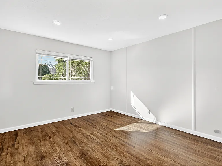 899 Ebbets Dr — Photo 16