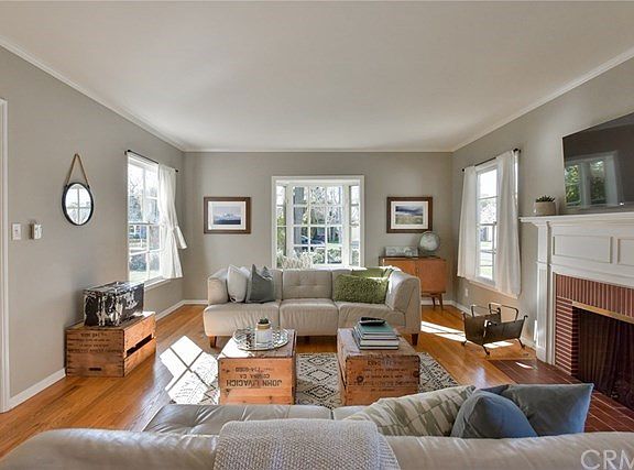 Wow, what a beautiful Living room with bay window.