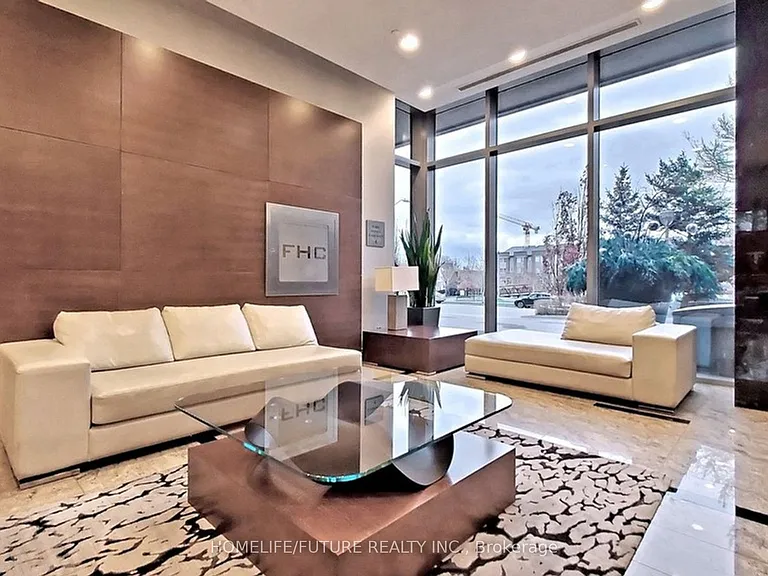 181 Village Green Sq #821 — Photo 5