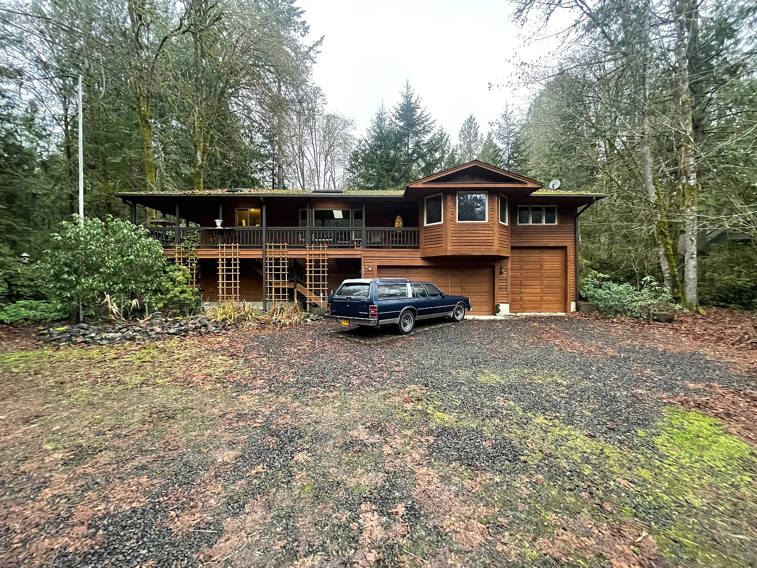 425 E Pointes Dr E — Photo 1