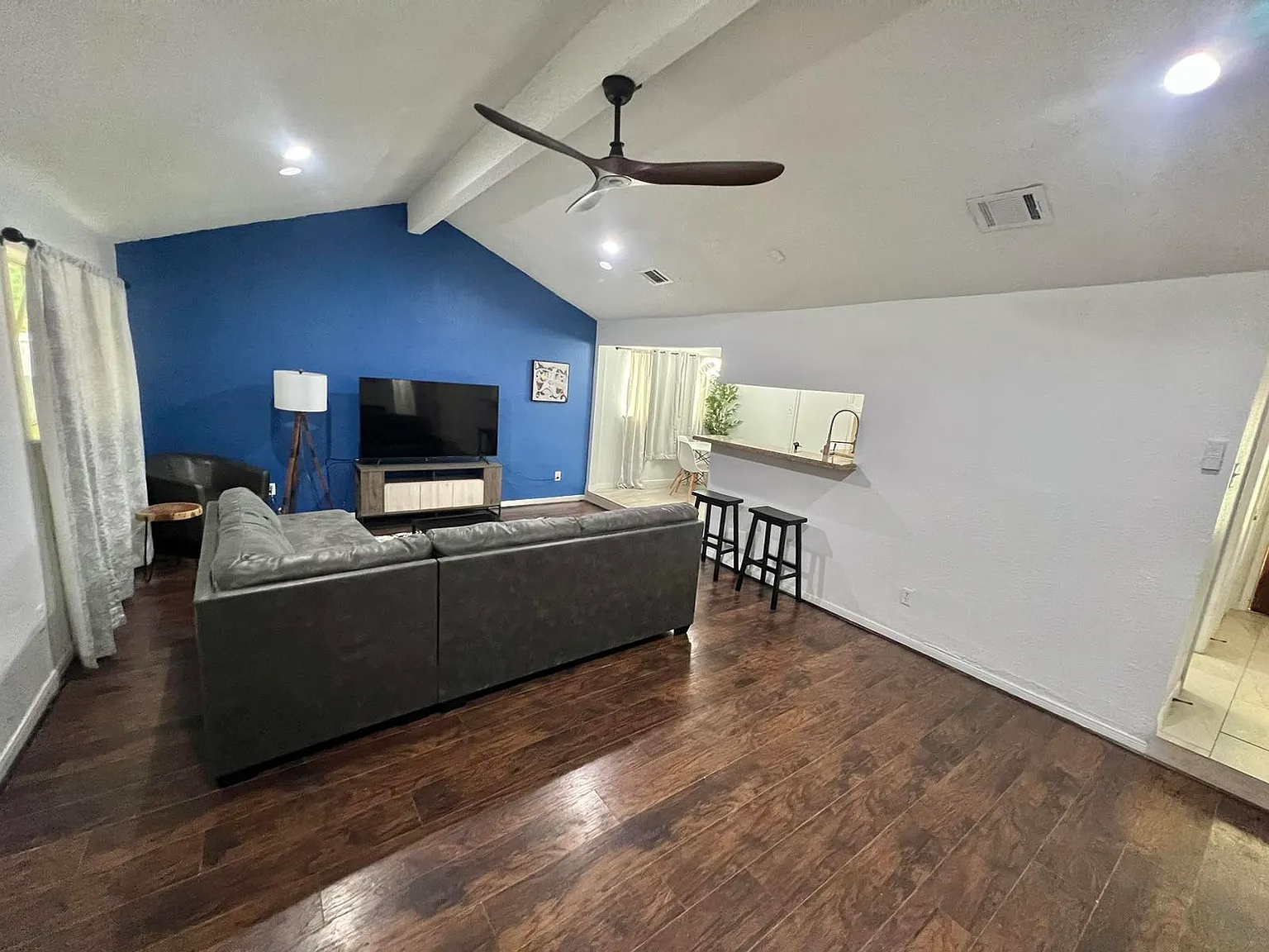 3 bed, $5,200 — Photo 2