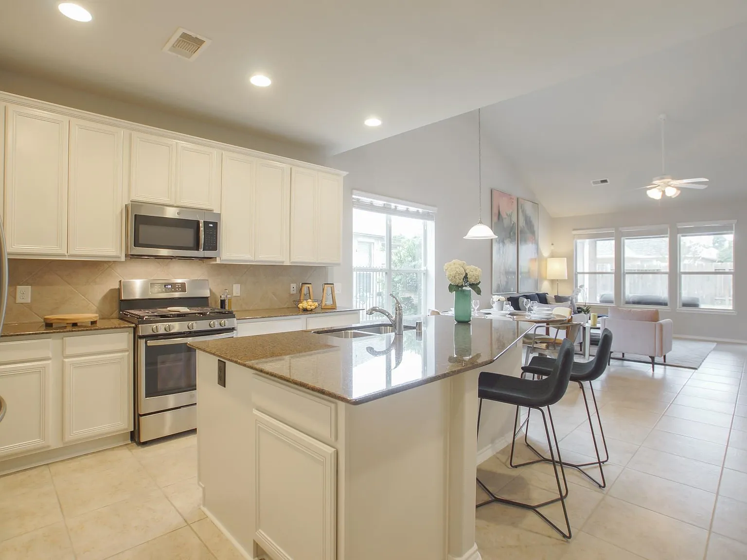 4 bed, 2.5 bath, 2458 sqft, $4,950 — Photo 4
