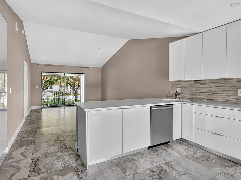 301 Club Cir #208 — Photo 11