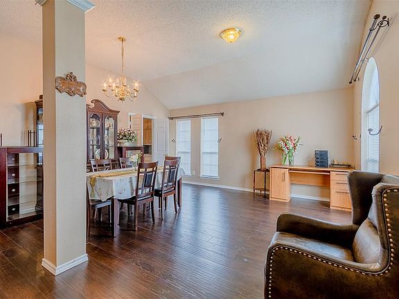 4th image of 2304 Summit Dr