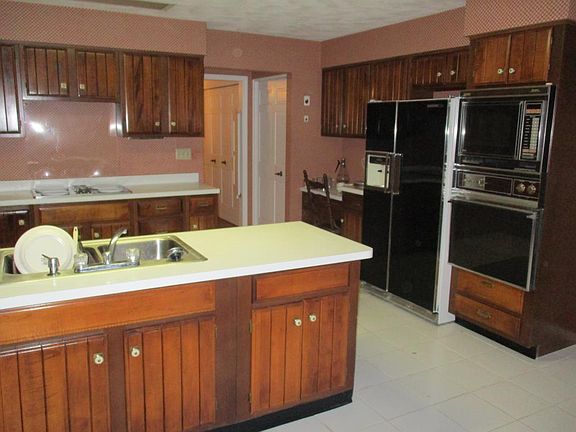 5th image of 15991 Elizabeth Dr
