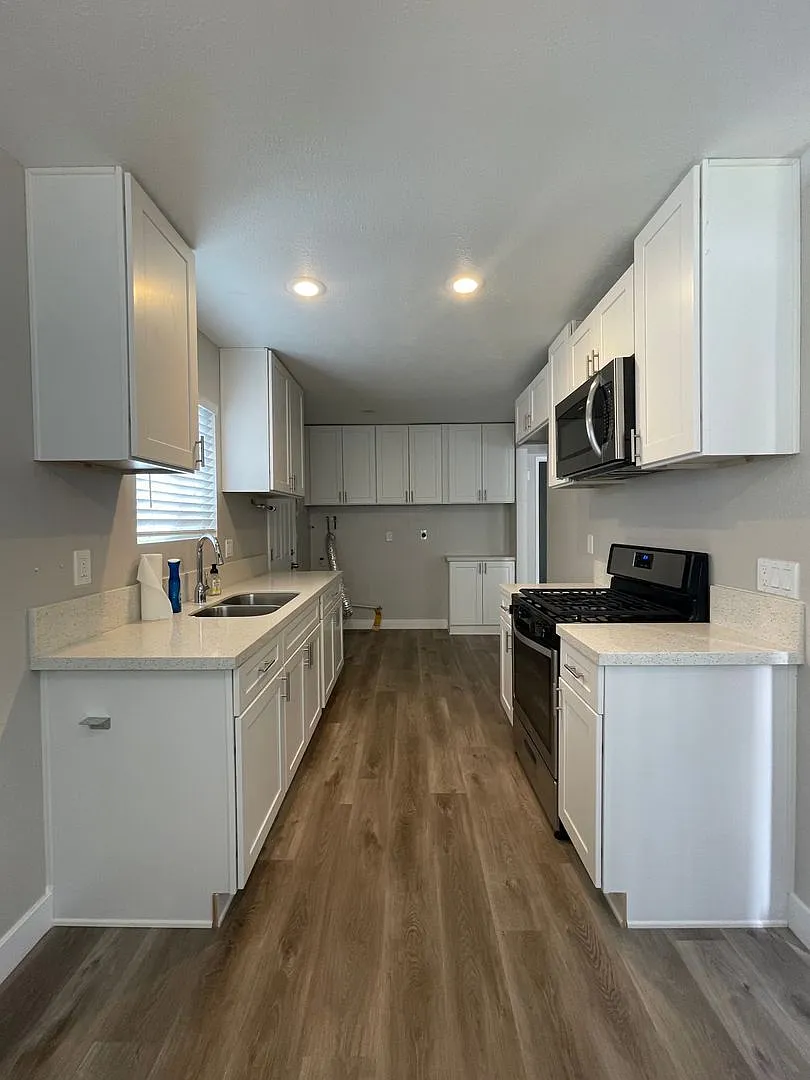 2 bed, 827 sqft, $2,700 — Photo 2
