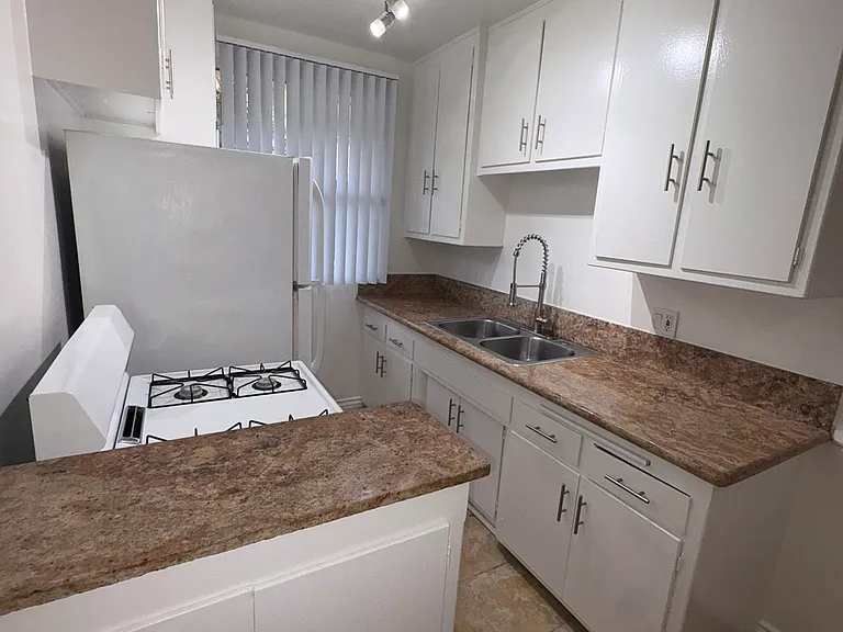 1376 N. Serrano Avenue — Photo 26