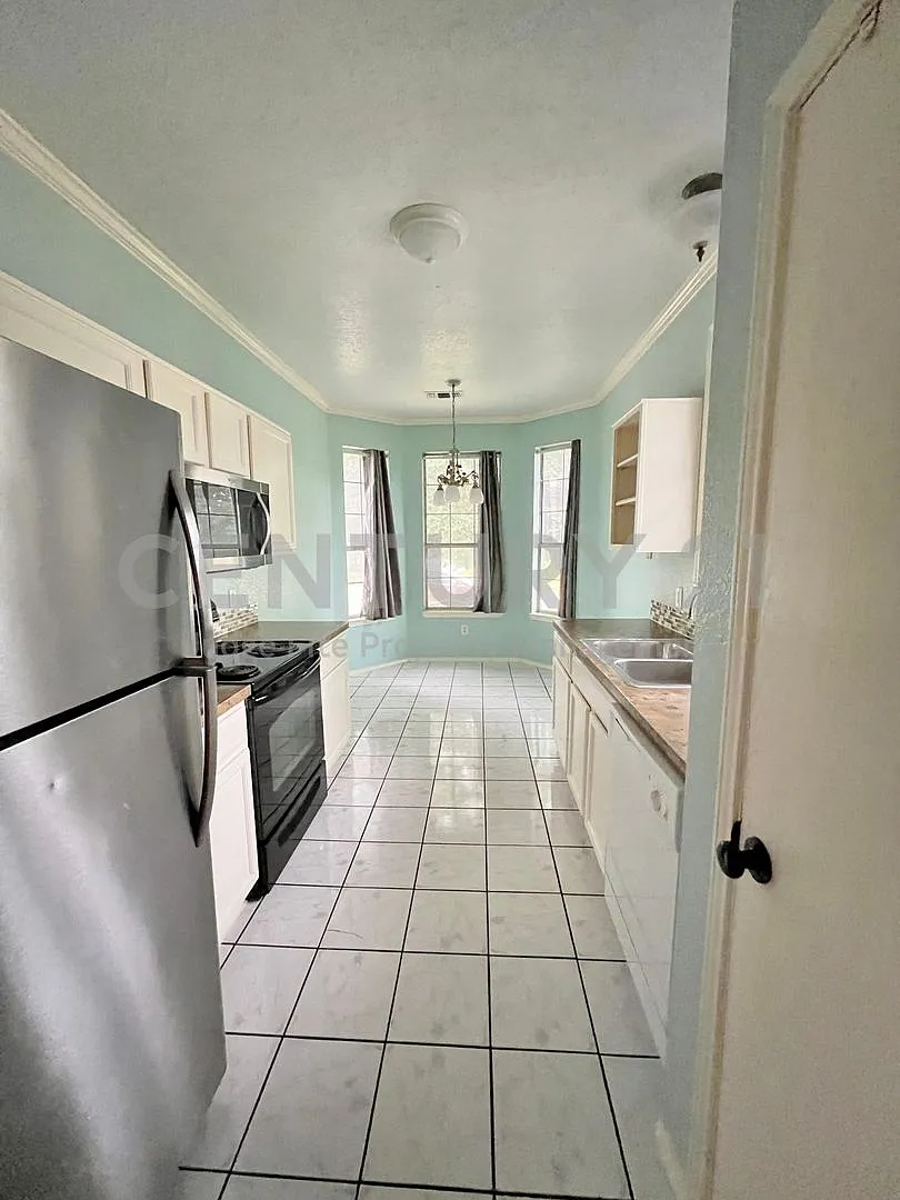 Spacious 3/2/2 in Denton Ready For Move-In! — Photo 4