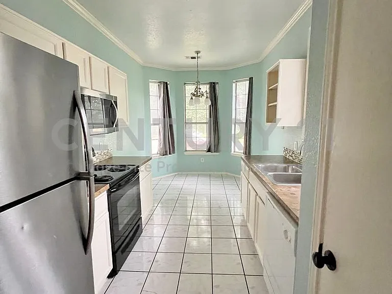 2809 Newport Ave — Photo 4