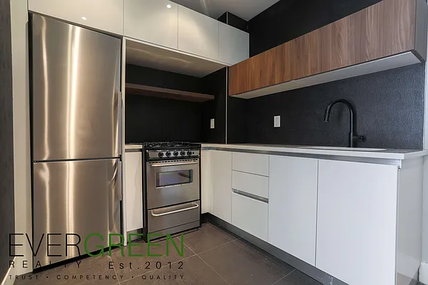 Rented by Evergreen Apartments BK | media 12