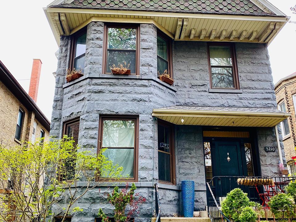 Vintage 3 flat in Lakewood Balmoral. Unit is on the 2nd floor.