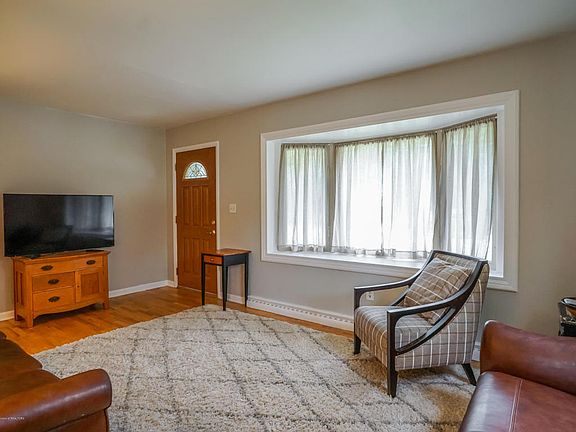 3rd image of 536 Moorland Dr