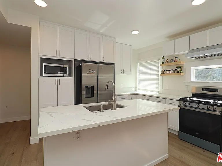 2739 S Budlong Ave — Photo 10