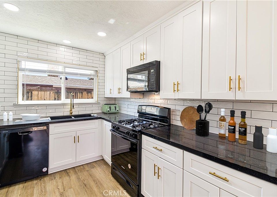 18 Gorgeous White Kitchens with Black Hardware - Making Manzanita