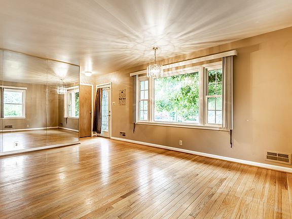 5th image of 2602 E Walker Ave