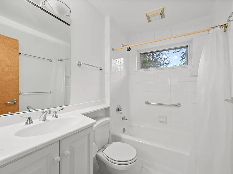 934 Yale St — Photo 14