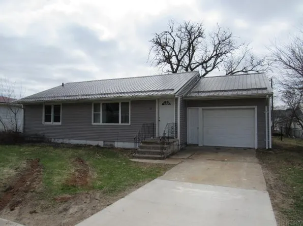 208 3rd St SW, Hopkinton, IA 52237