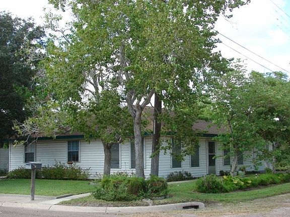 3rd image of 921 E Washington Ave