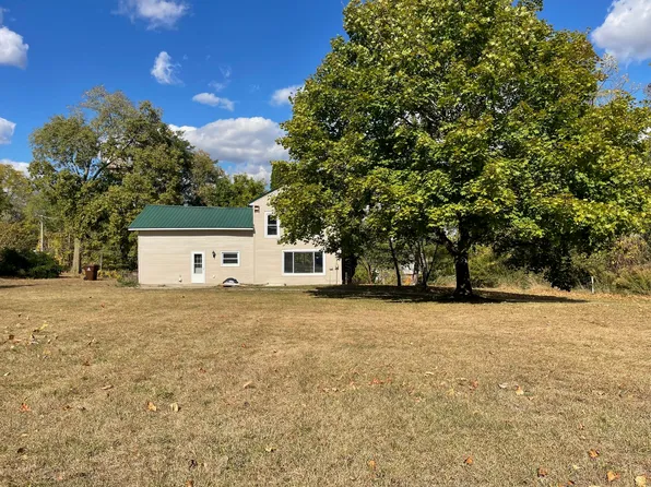 221 W Bridge St, Lyons, MI 48851
