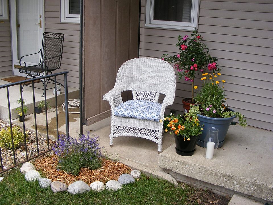 Front porch/courtyard area